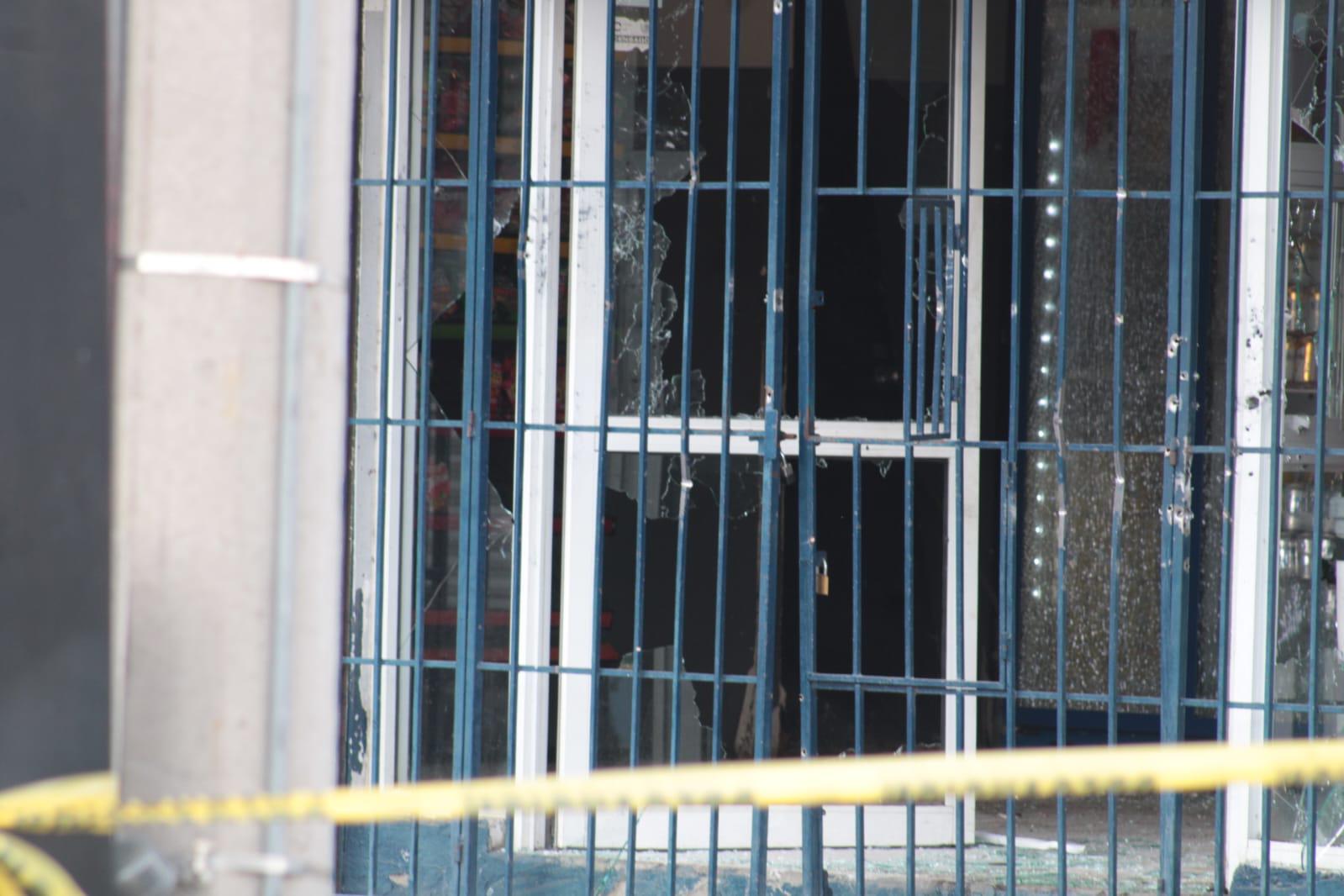 $!Con armas largas disparan contra expendio en El Toreo en Mazatlán