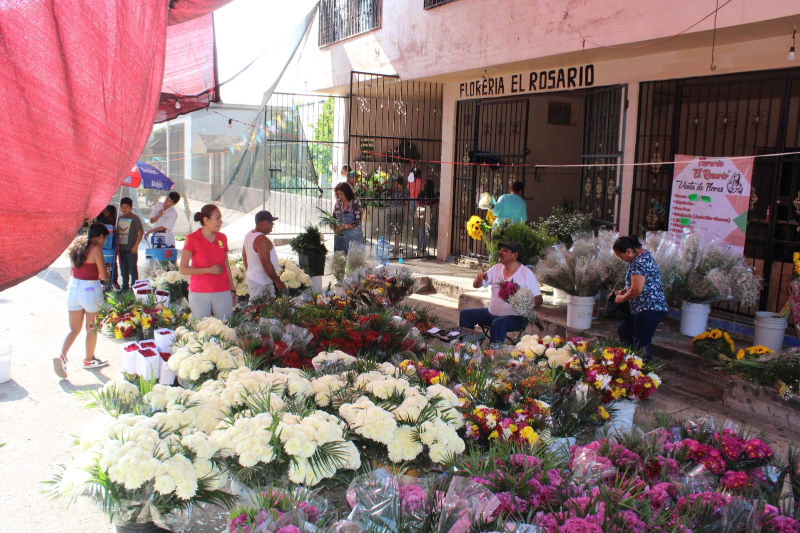 $!Pese a contrariedades floristas de Rosario trabajan en la fiesta del Día de Muertos