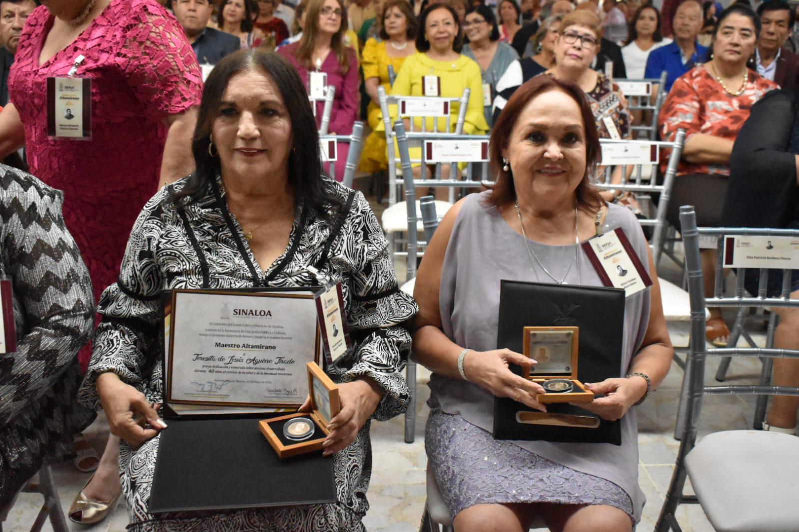 $!Reconocen a 172 maestros sinaloenses con 40 años de servicio