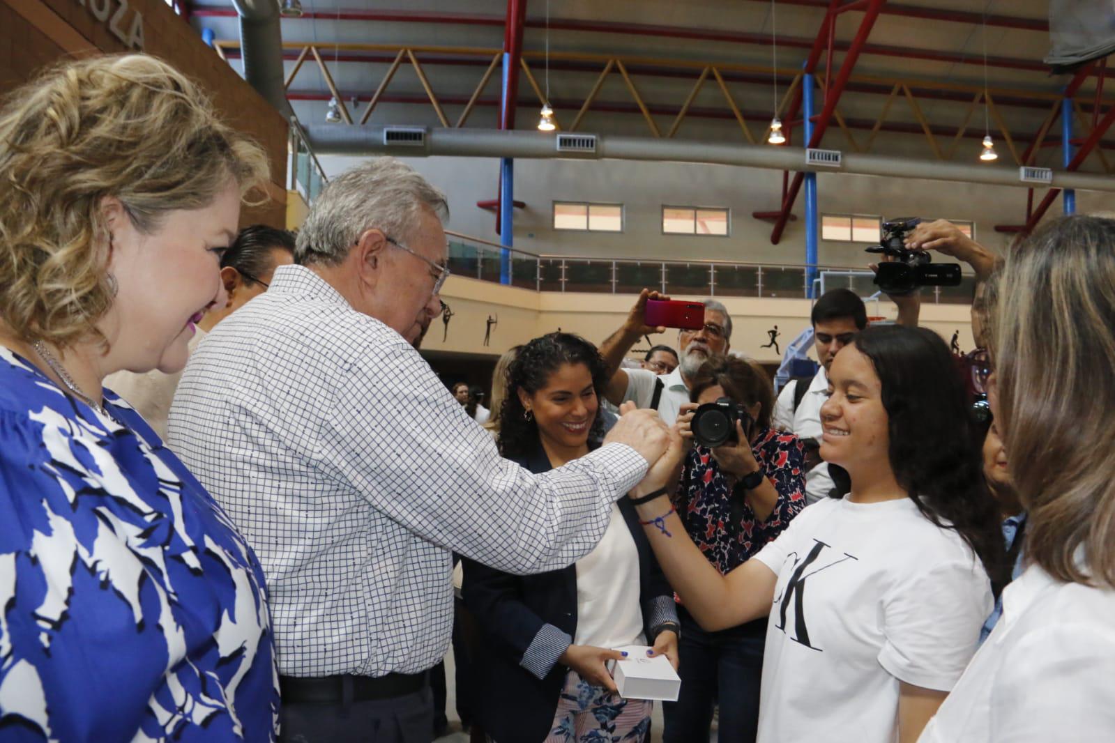 $!Entrega Gobierno de Sinaloa aparatos auditivos y apoyos de movilidad