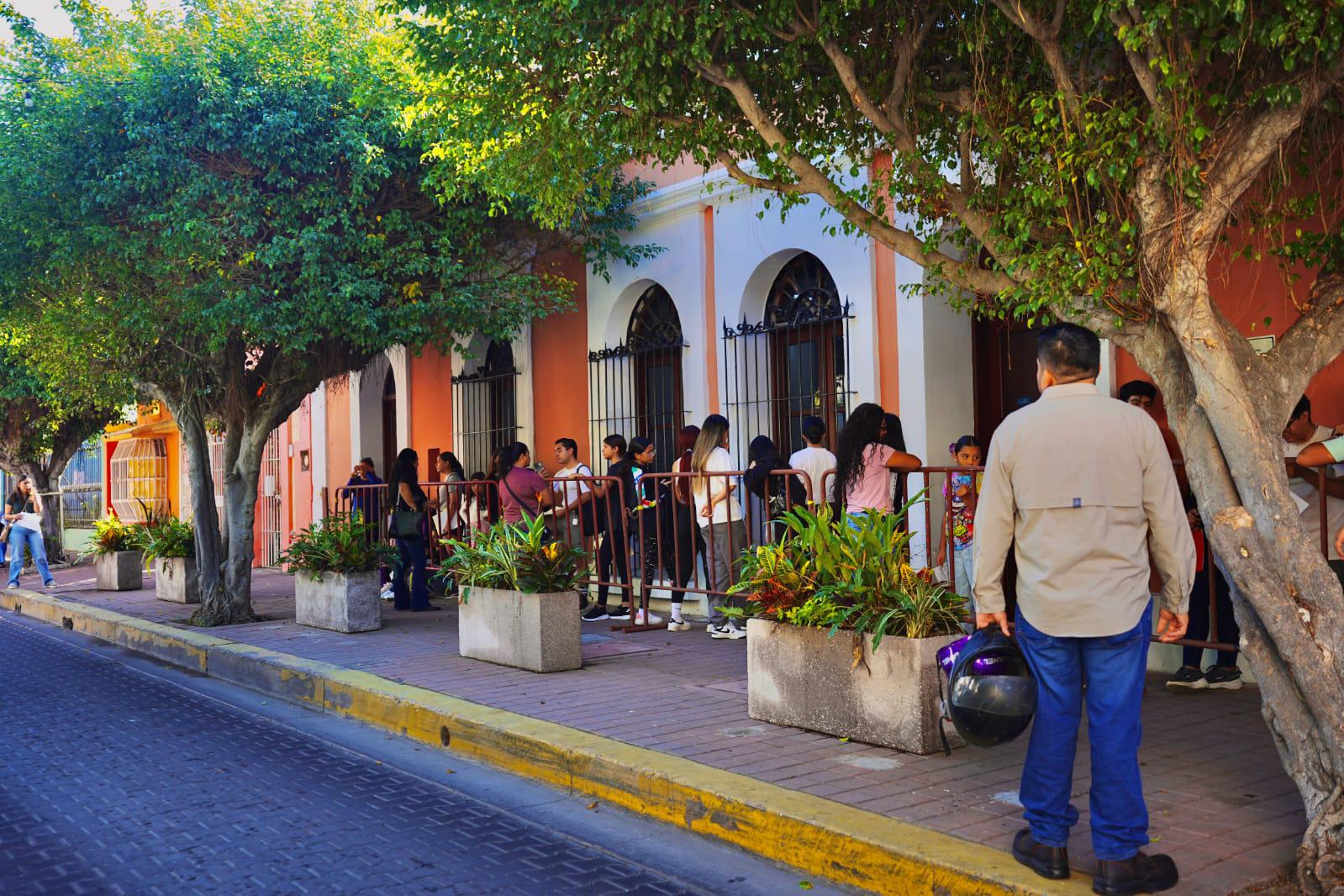 $!Largas filas de aspirantes que se formaron para la audición.