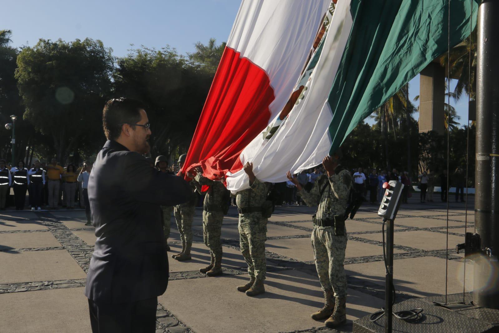 $!Izan bandera en Culiacán por el 111 aniversario luctuoso de Francisco I. Madero