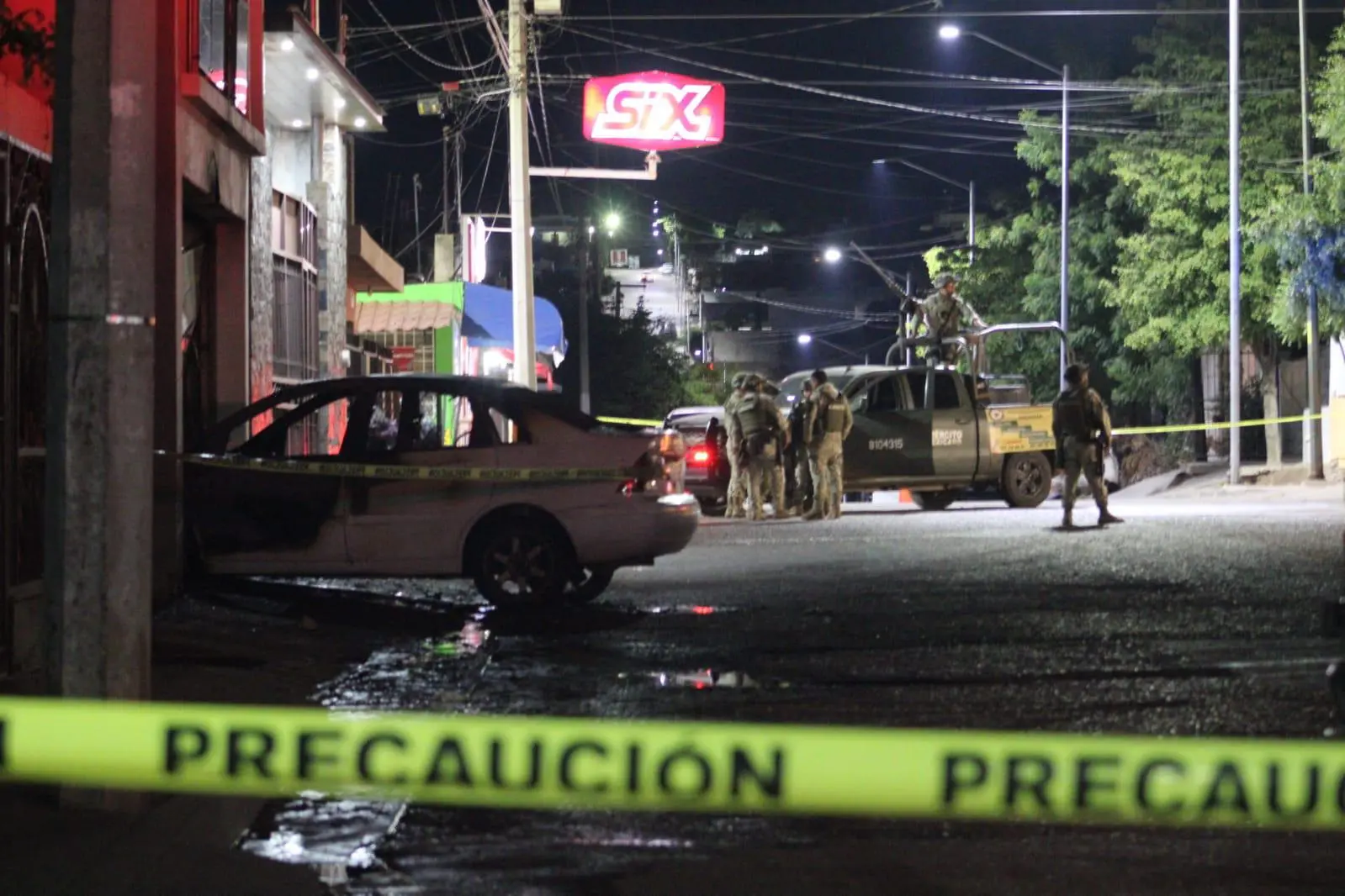 $!Vandalizan casa y queman auto en su cochera en la colonia Rosario Uzárraga, en Culiacán