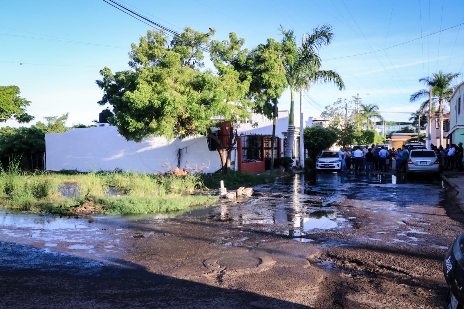 $!Tras atender Noroeste a vecinos de Villas del Estero, Alcalde acude y promete acabar con fuga de drenaje