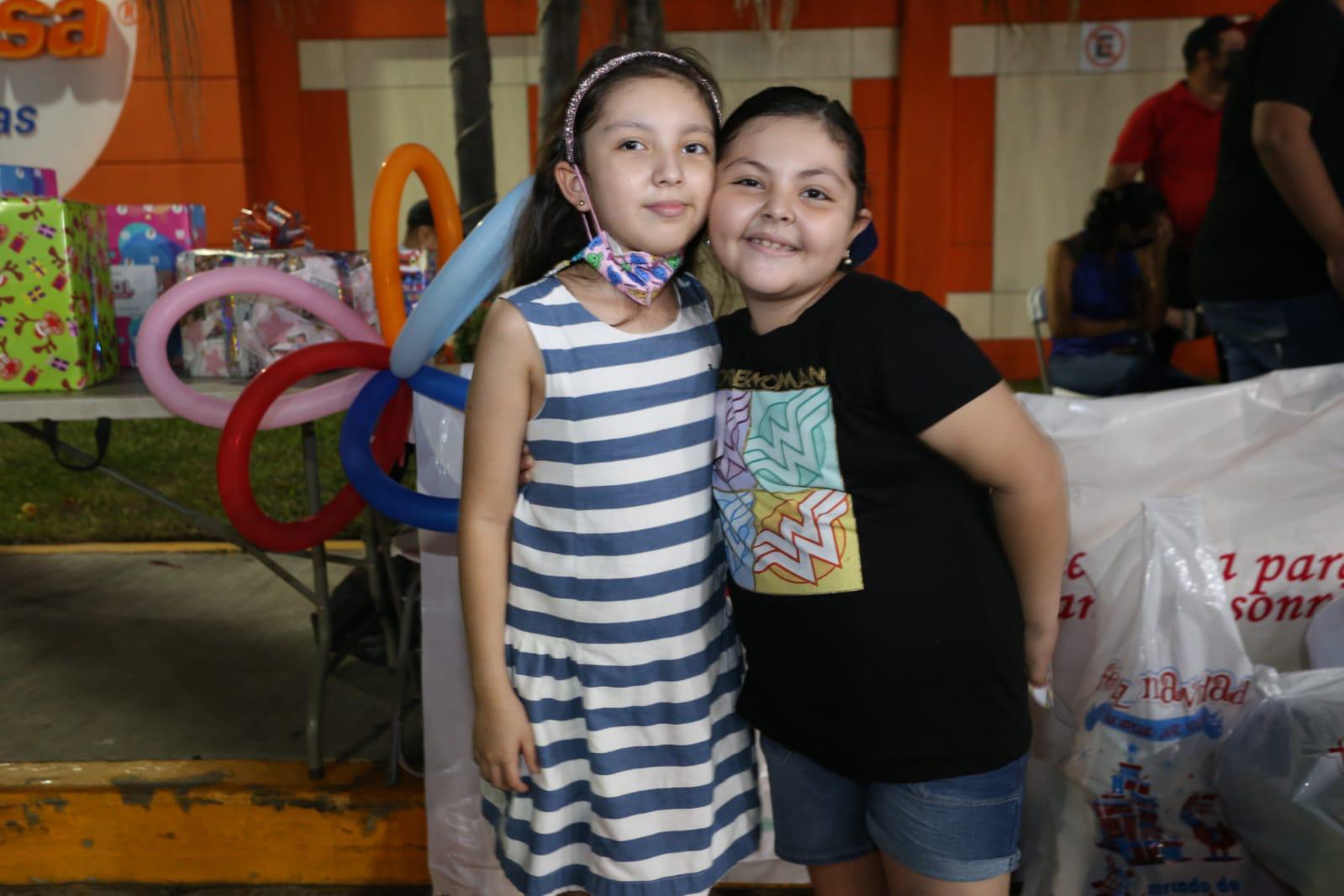 $!Recibe Mariana con alegría regalo de su padrino; la niña es sobreviviente de cáncer
