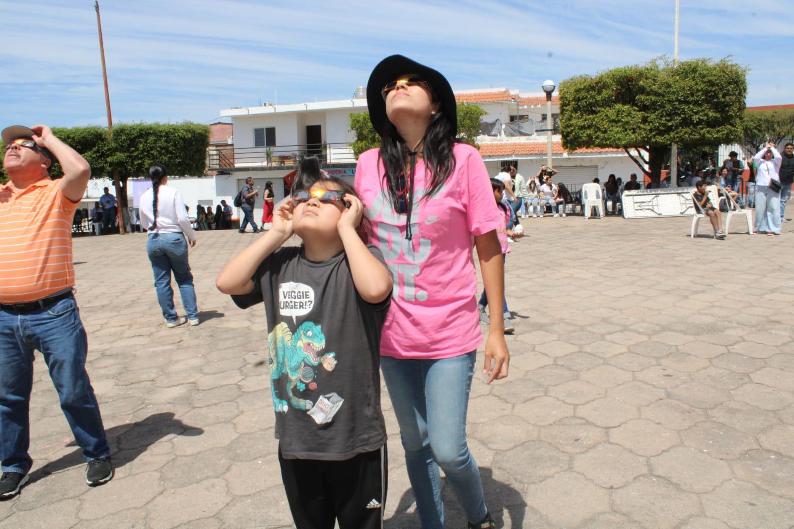 $!María y Kelian acuden a Rosario para ser testigos del eclipse de sol