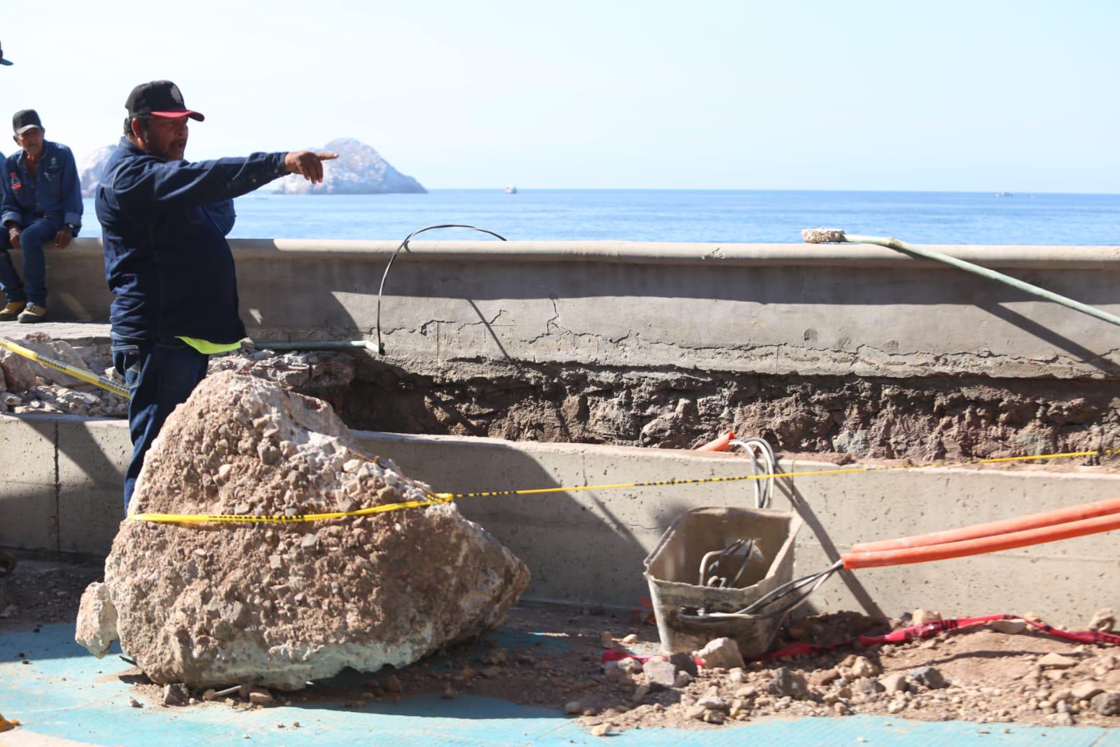 $!Acuden a reparar socavón en Paseo Claussen; este miércoles arribaron miles de turistas de cruceros