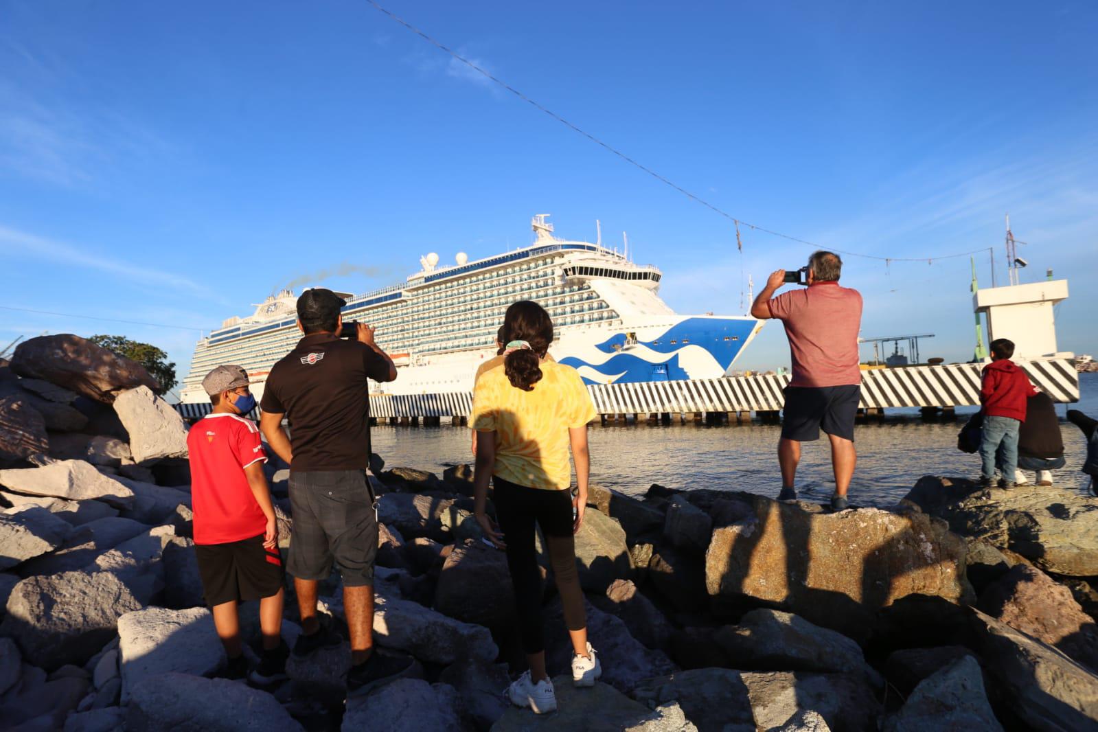 $!Daniel, niño de Mazatlán, sueña con un día subirse a un crucero y va a La Puntilla a decirles adiós
