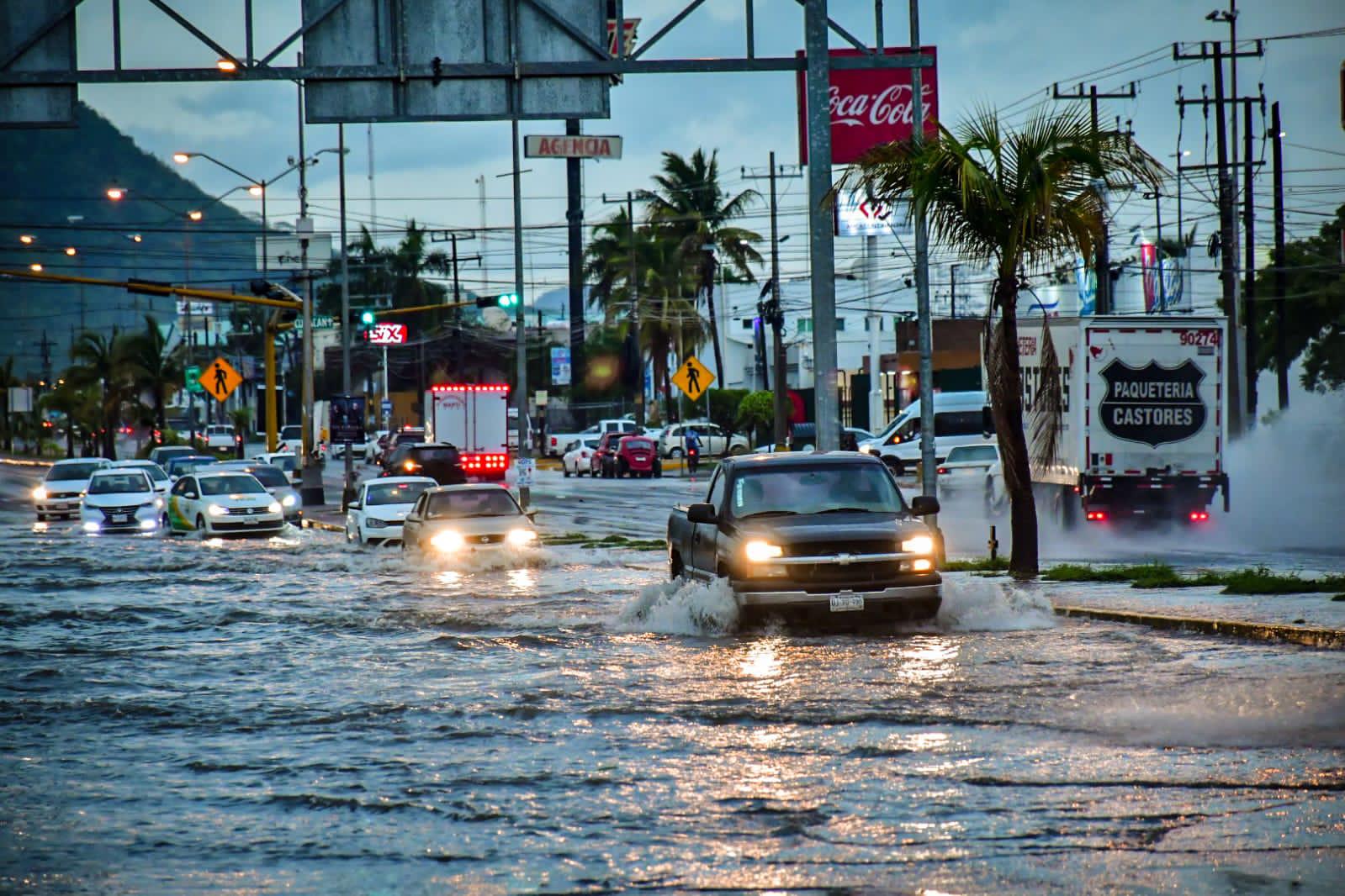 $!Por lluvias, algunas vialidades en Mazatlán fueron cerradas en la madrugada