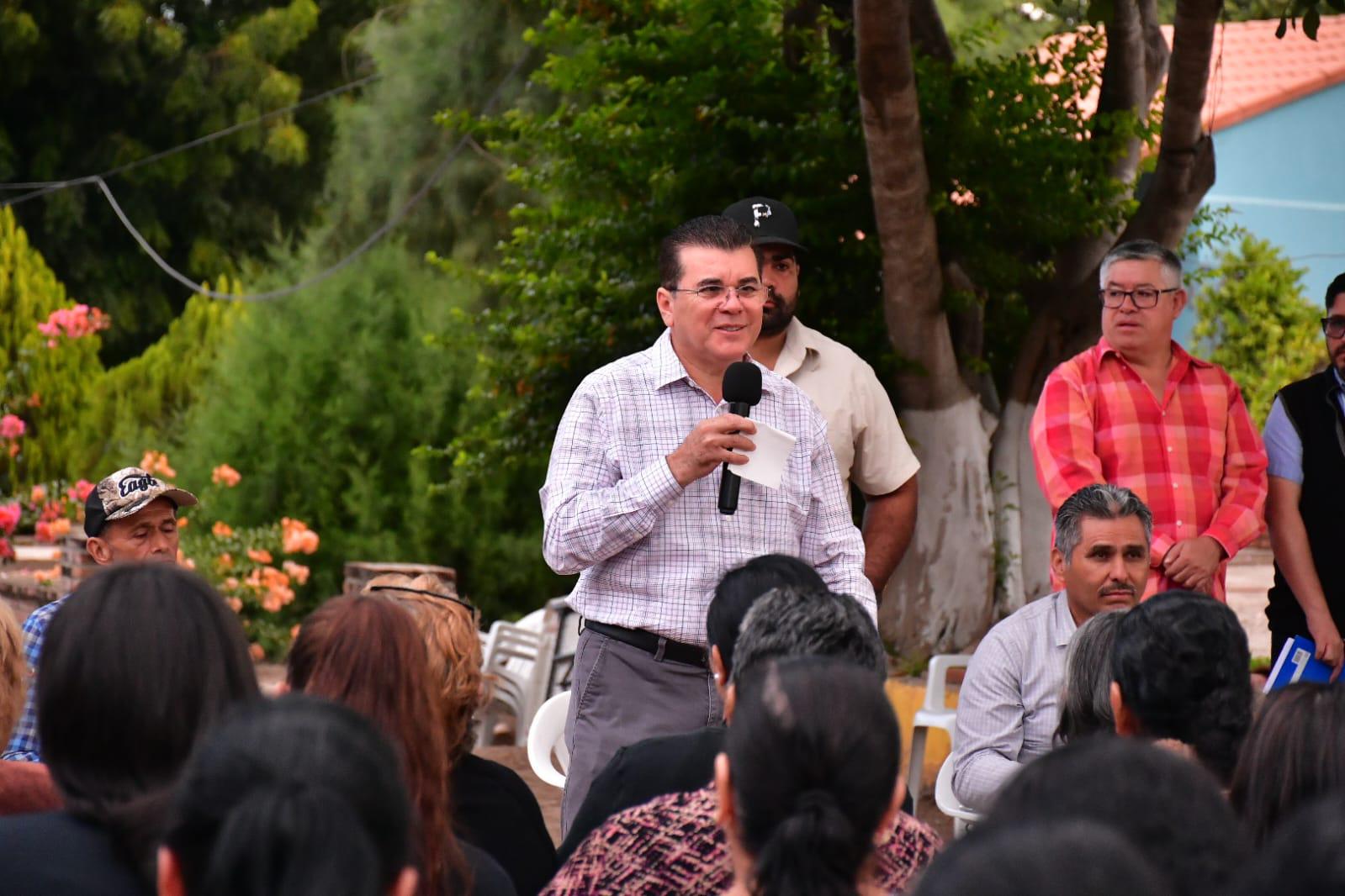 $!Promete Gobierno de Mazatlán cambiar alumbrado público y reconstruir barda de primaria en Puerta de Canoas