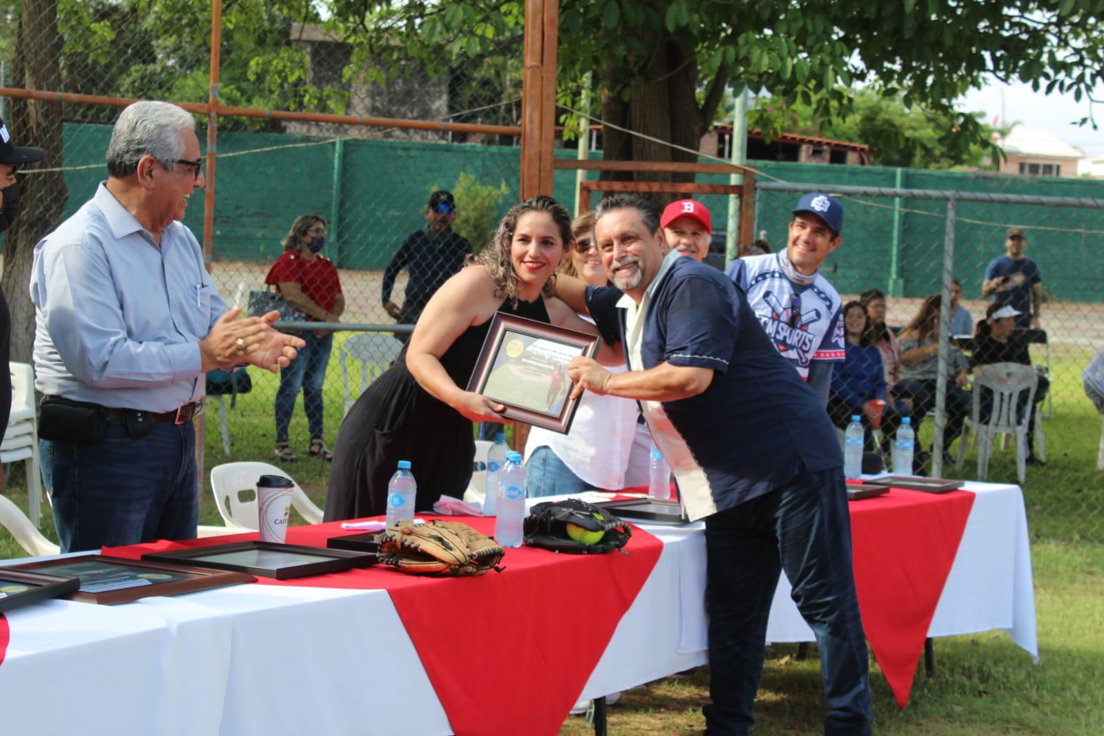 $!Antonio Mejía y Mario Gaxiola son homenajeados al inaugurarse el softbol del Villa Universidad