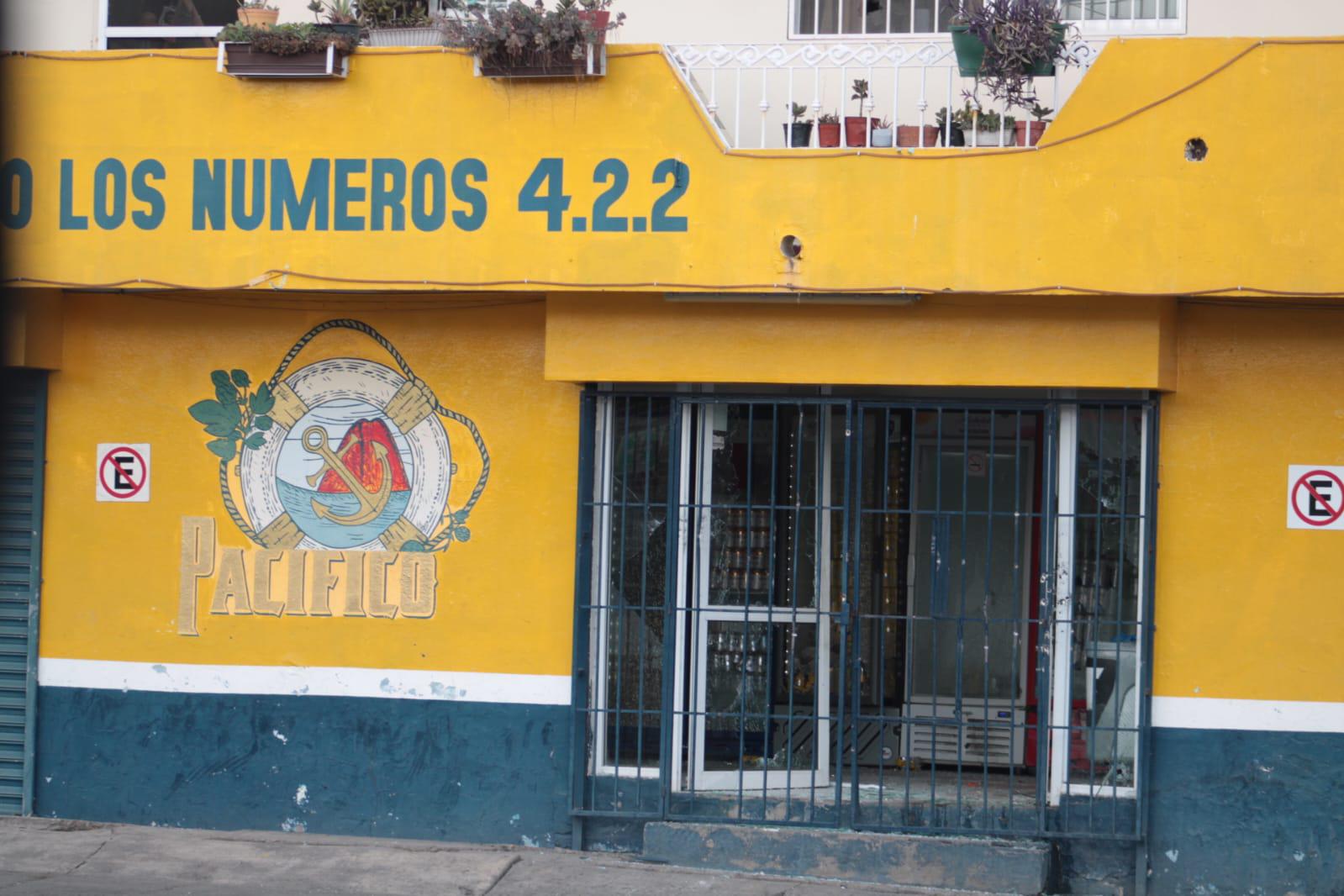 $!Con armas largas disparan contra expendio en El Toreo en Mazatlán