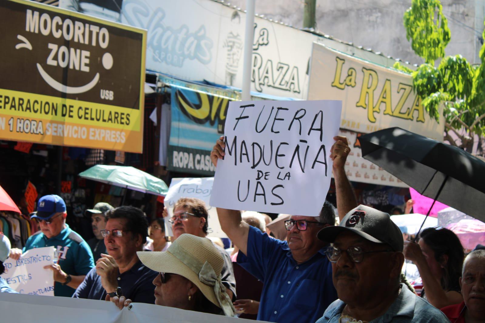 $!Jubilados de la UAS se manifiestan contra reingeniería financiera