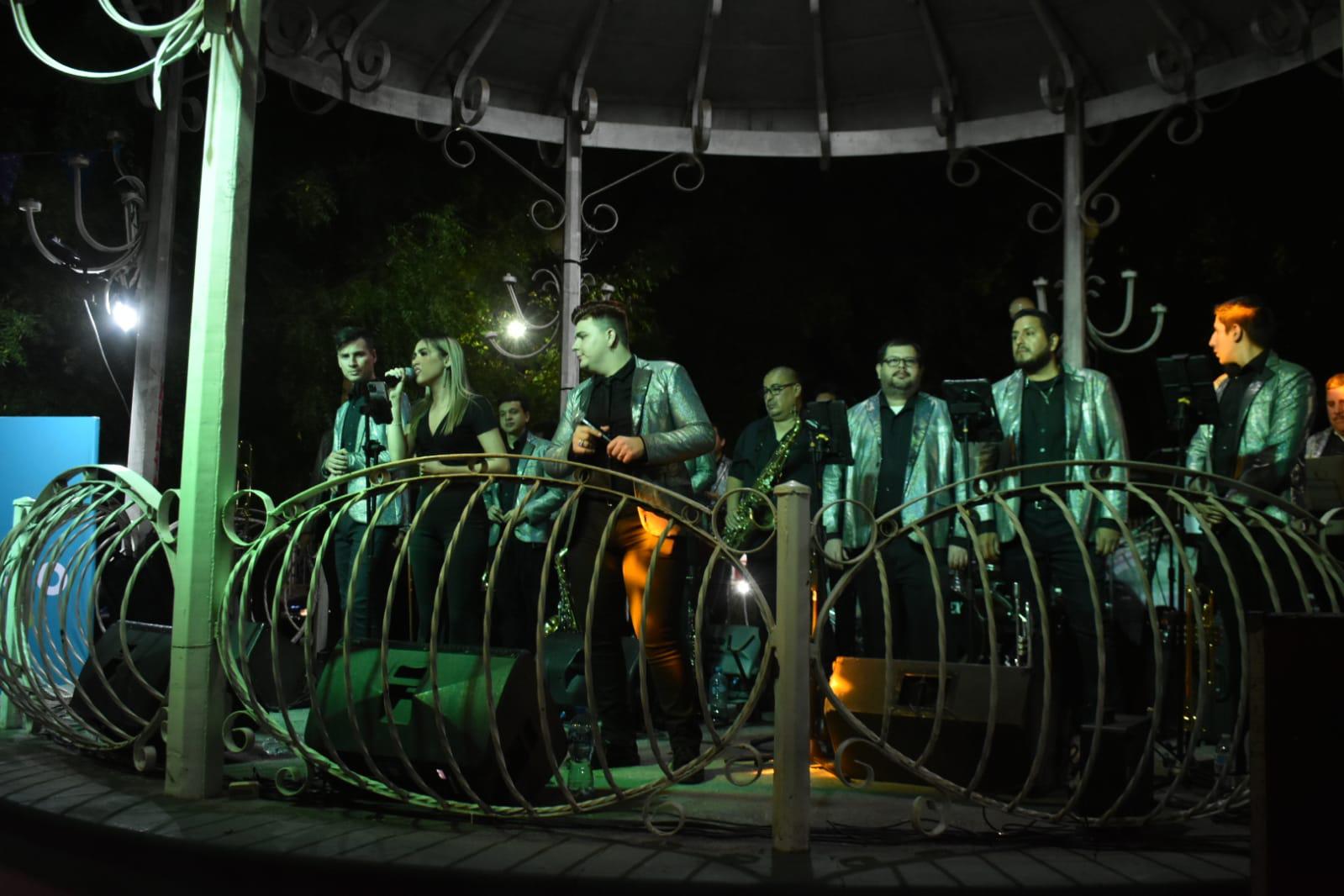 $!El grupo invitado, Banda Orquesta Musical Nativos subió al escenario para amenizar la fiesta con música para todos los gustos.