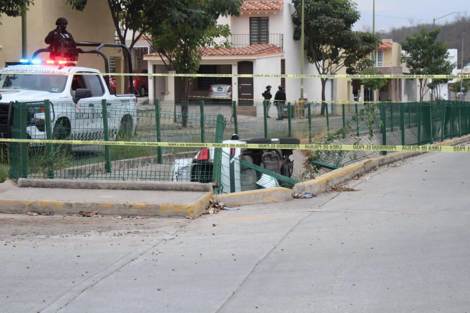 $!Cae vehículo dentro de un arroyo en el sector Los Ángeles, en Culiacán