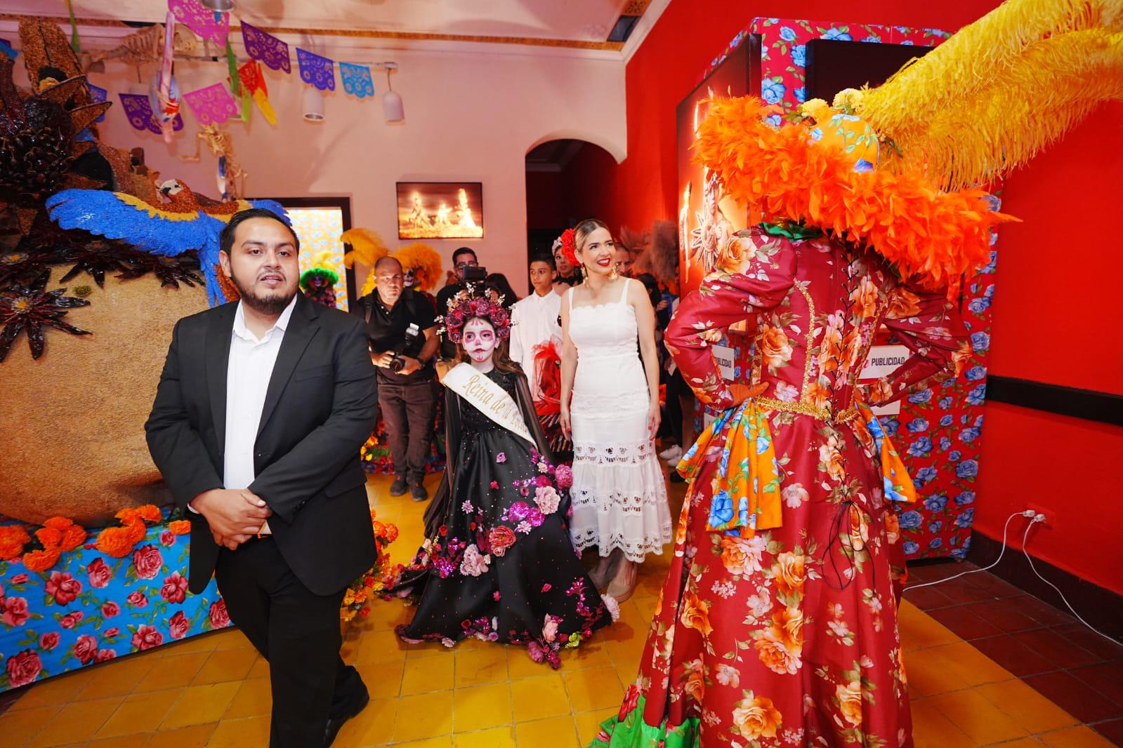 $!El artista Luis Antonio Ríos González, conocido en el mundo del arte como “Momo”, explica a la Alcaldesa Estrella Palacios y los invitados especiales la exposición.