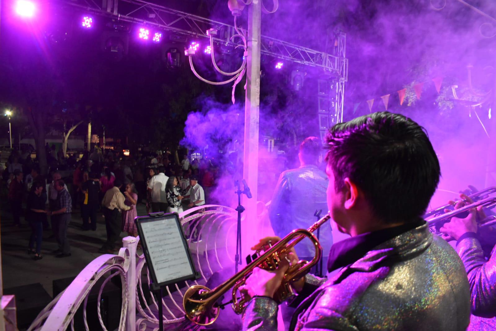 $!El público bailó con la Banda Orquesta Musical Nativos.