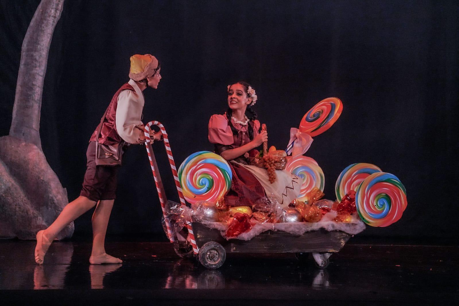 $!En un mundo de caramelo se presentó el clásico cuento de hadas escrito por los hermanos Grimm, que fue protagonizada por Camila Loaiza Mendoza (Gretel) y José Francisco Zamora Velarde (Hänsel).