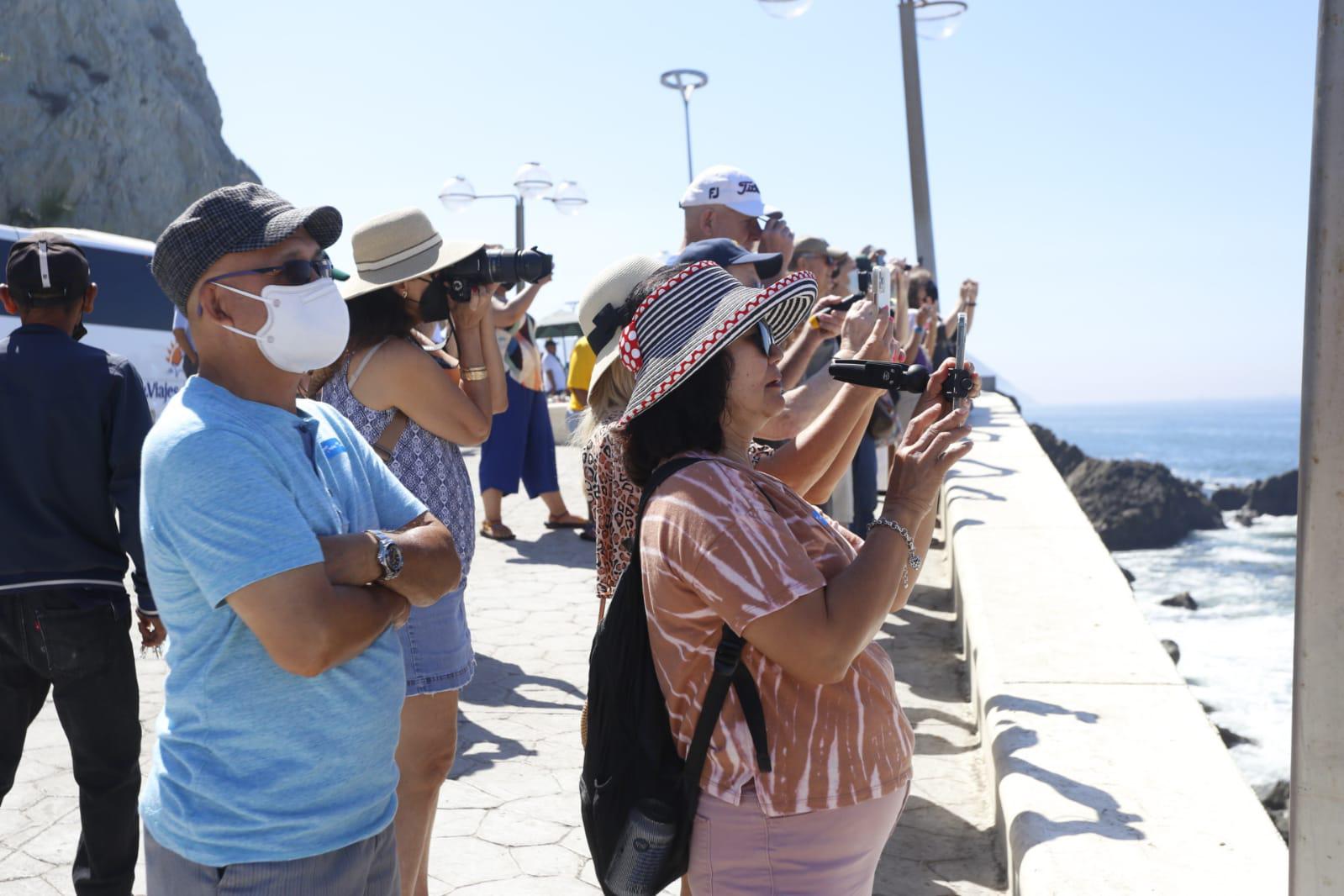 $!Mazatlán vive este miércoles una fiesta turística por la llegada de tres cruceros