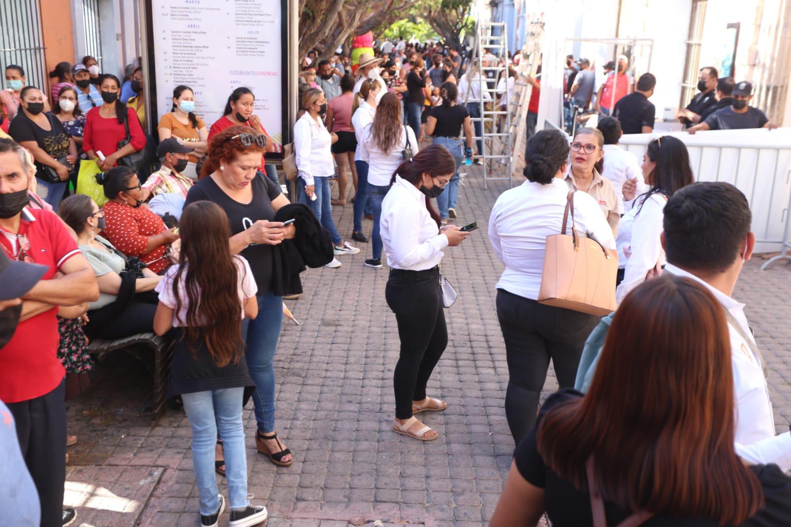 $!Protestan familias desplazadas afuera del Teatro Ángela Peralta, en espera de la llegada del Gobernador Rubén Rocha Moya