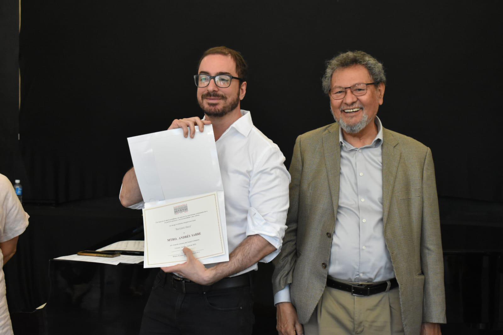 $!Élmer Mendoza entrega documento que hace constar la titularidad de esta Cátedra al maestro Andrés Sarre.