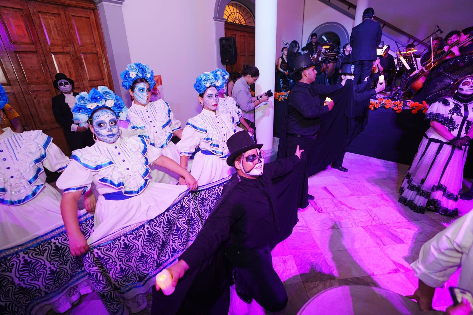 $!Bailarines de ultratumba realizaron el espectáculo.