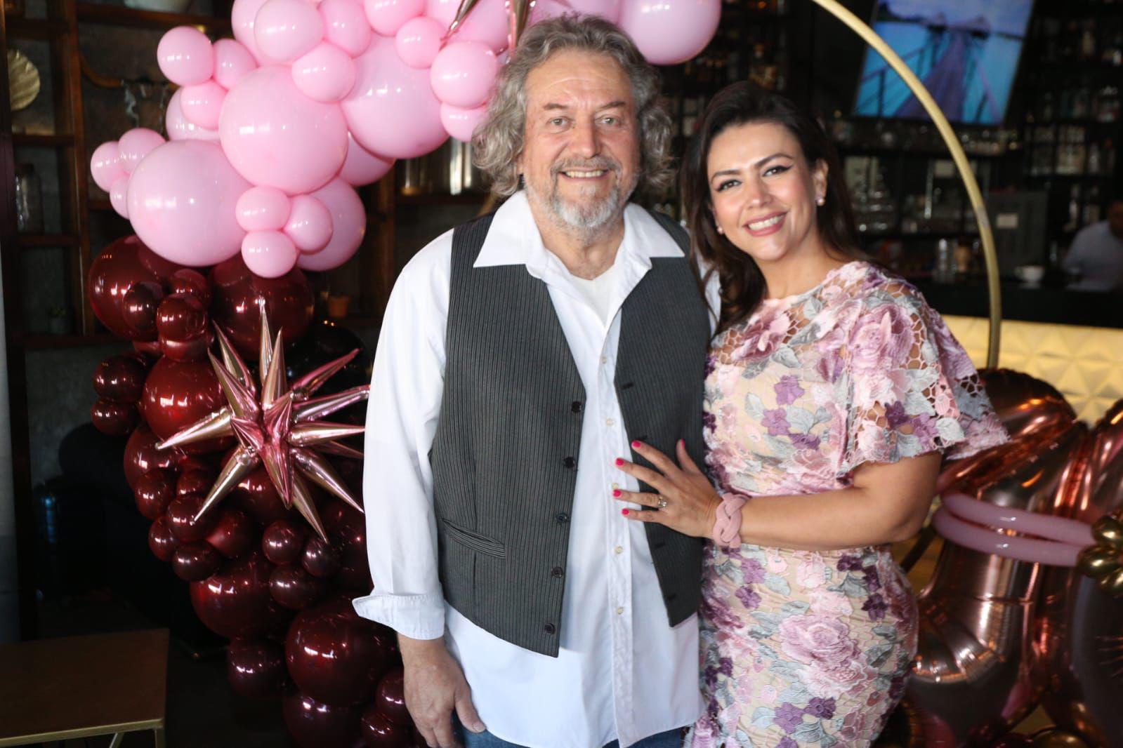 $!Mauricio RodrÍguez acompaña a la festejada en su día.