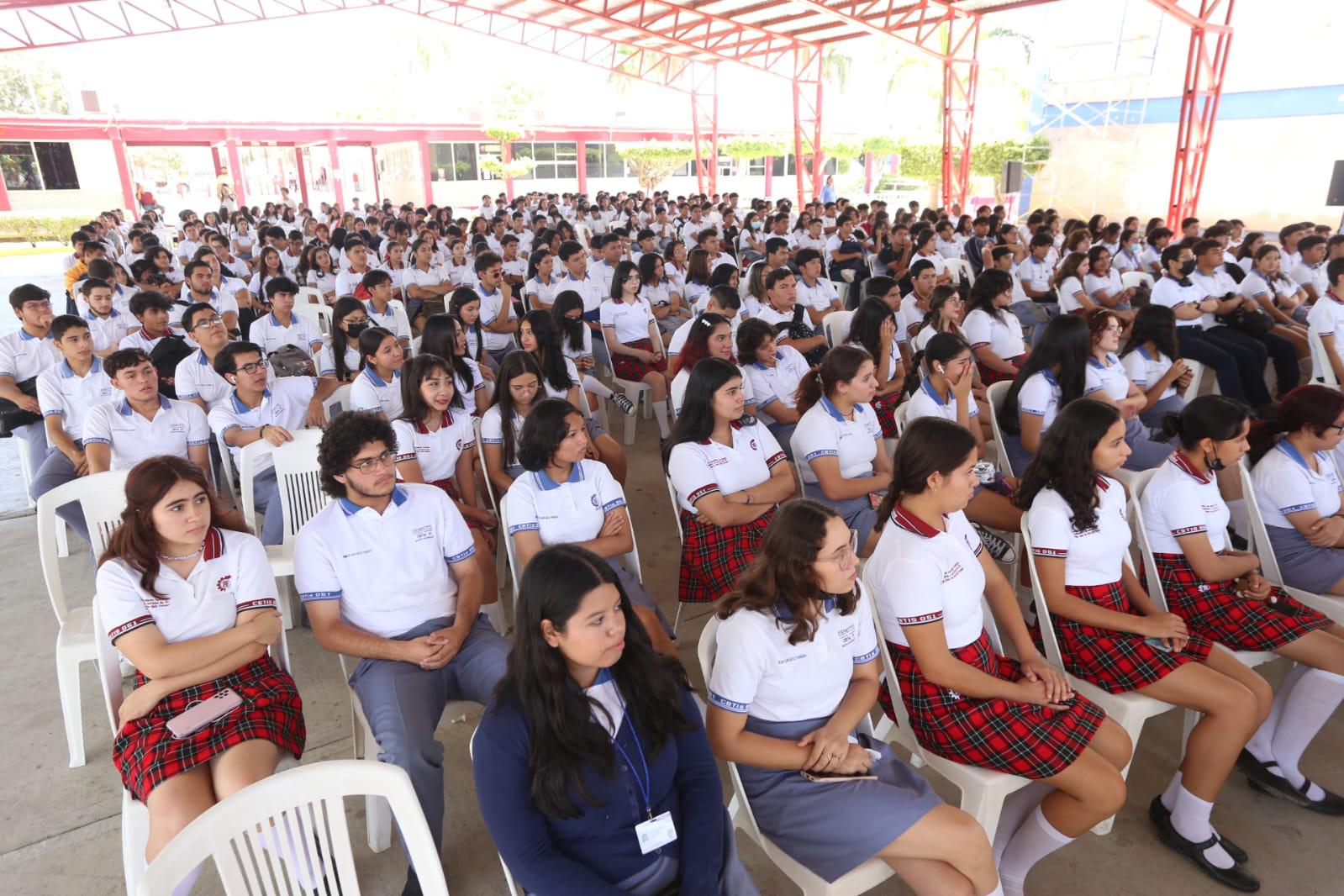 $!La comunidad estudiantil del Cbtis 51 de Mazatlán estuvo presente en la ponencia.