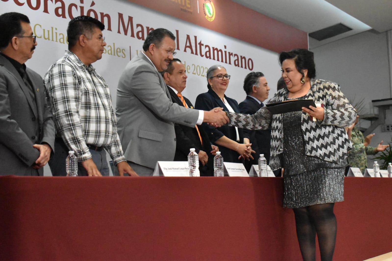 $!Reconocen a 172 maestros sinaloenses con 40 años de servicio