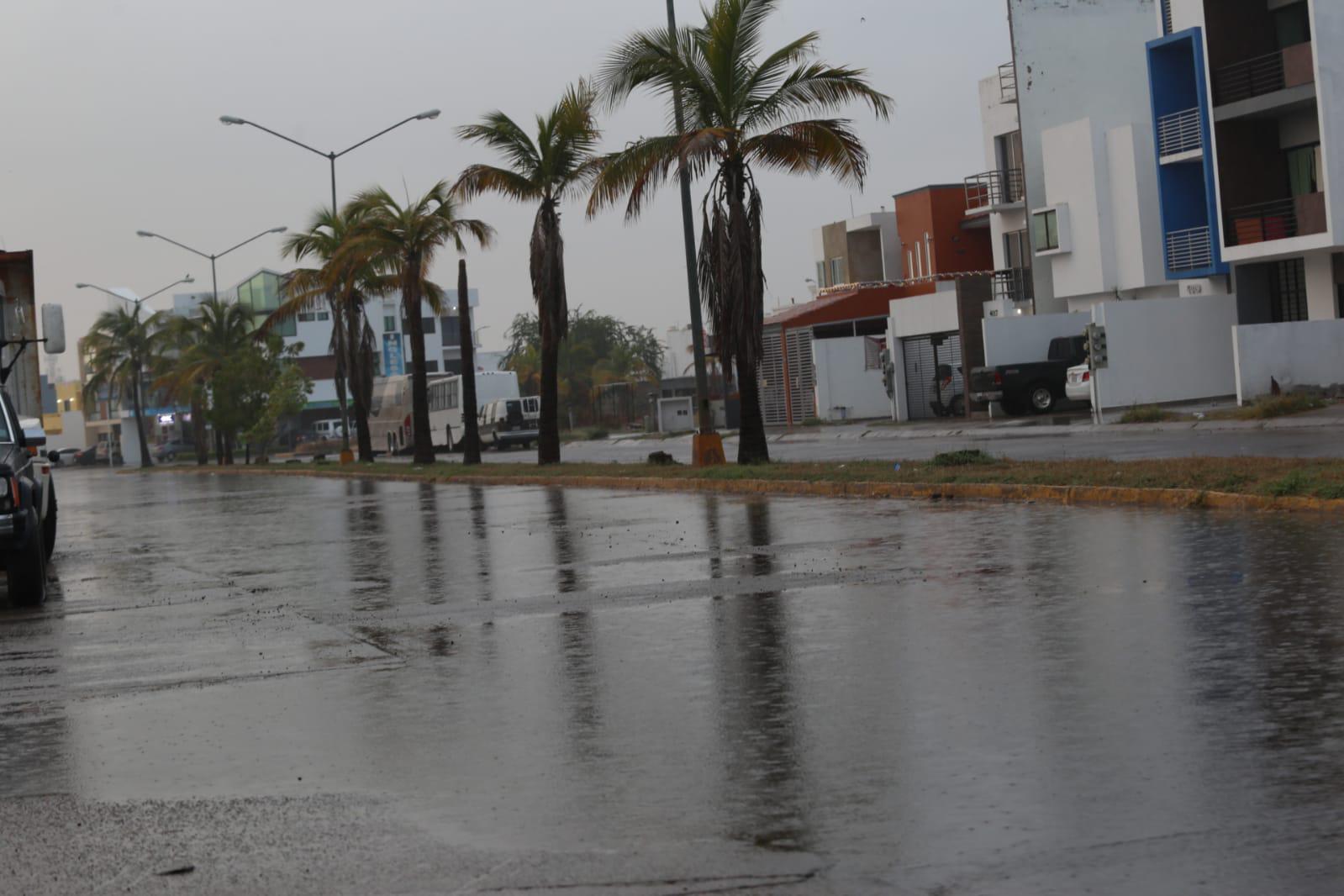 $!Abrígate: llega frío y con lluvia el 2022 a Mazatlán