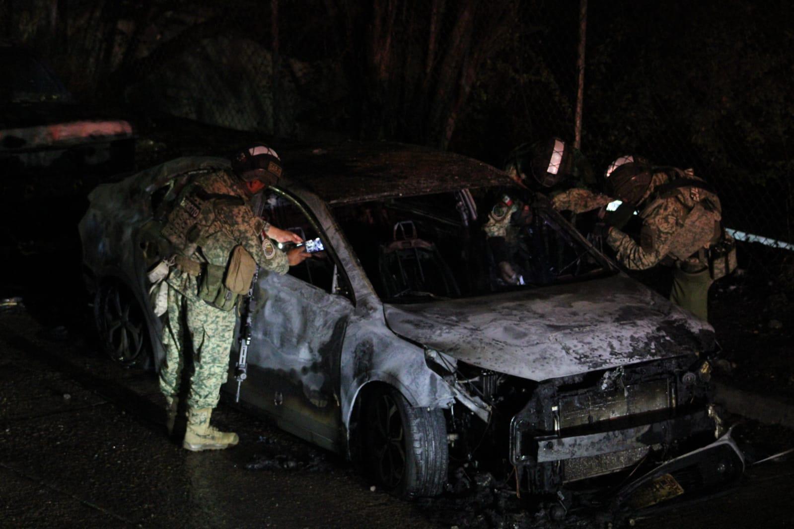 $!Incendio de vehículo moviliza a corporaciones en Infonavit Cañadas, en Culiacán