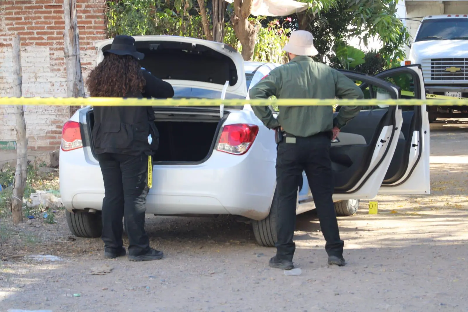 $!Hallan vehículo con casquillos y ponchallantas en la Lombardo Toledano, en Culiacán