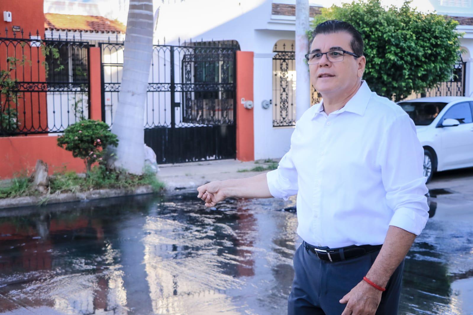 $!Tras atender Noroeste a vecinos de Villas del Estero, Alcalde acude y promete acabar con fuga de drenaje