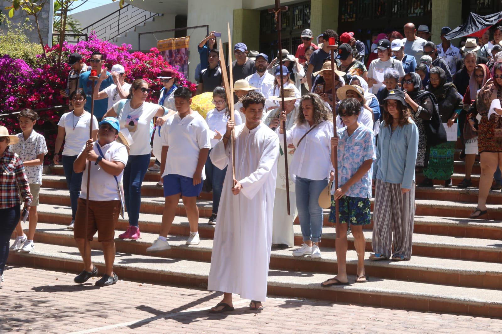 $!Llega Viacrucis de San Judas Tadeo a la playa de Zona Dorada
