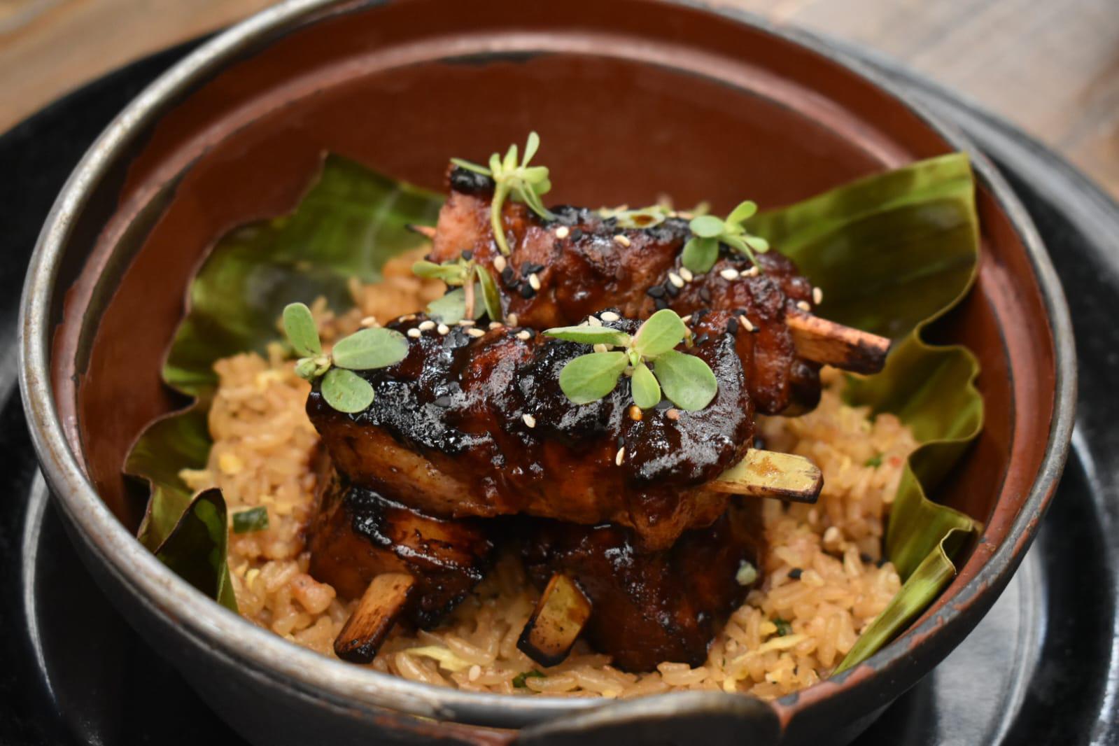 $!Brochetas coreanas de pork belly a la brasa.