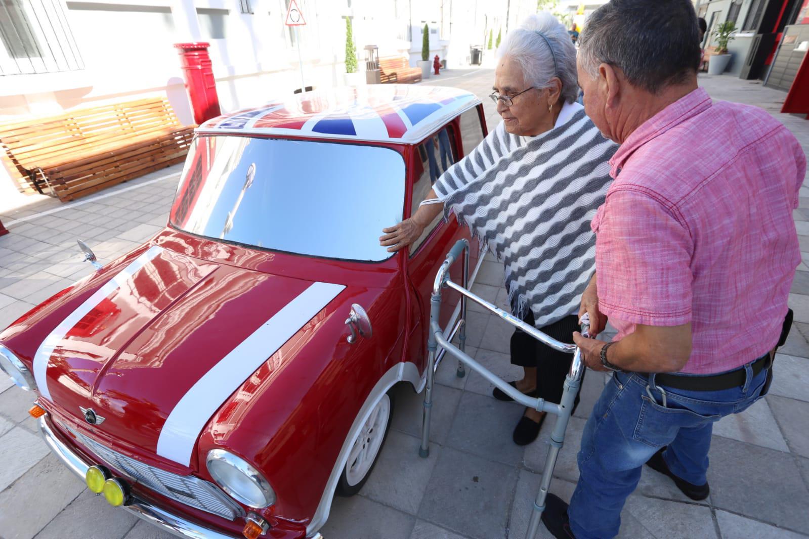 $!Los adultos mayores también apreciaron y se tomaron la foto en los detalles británicos en el Callejón Liverpool.