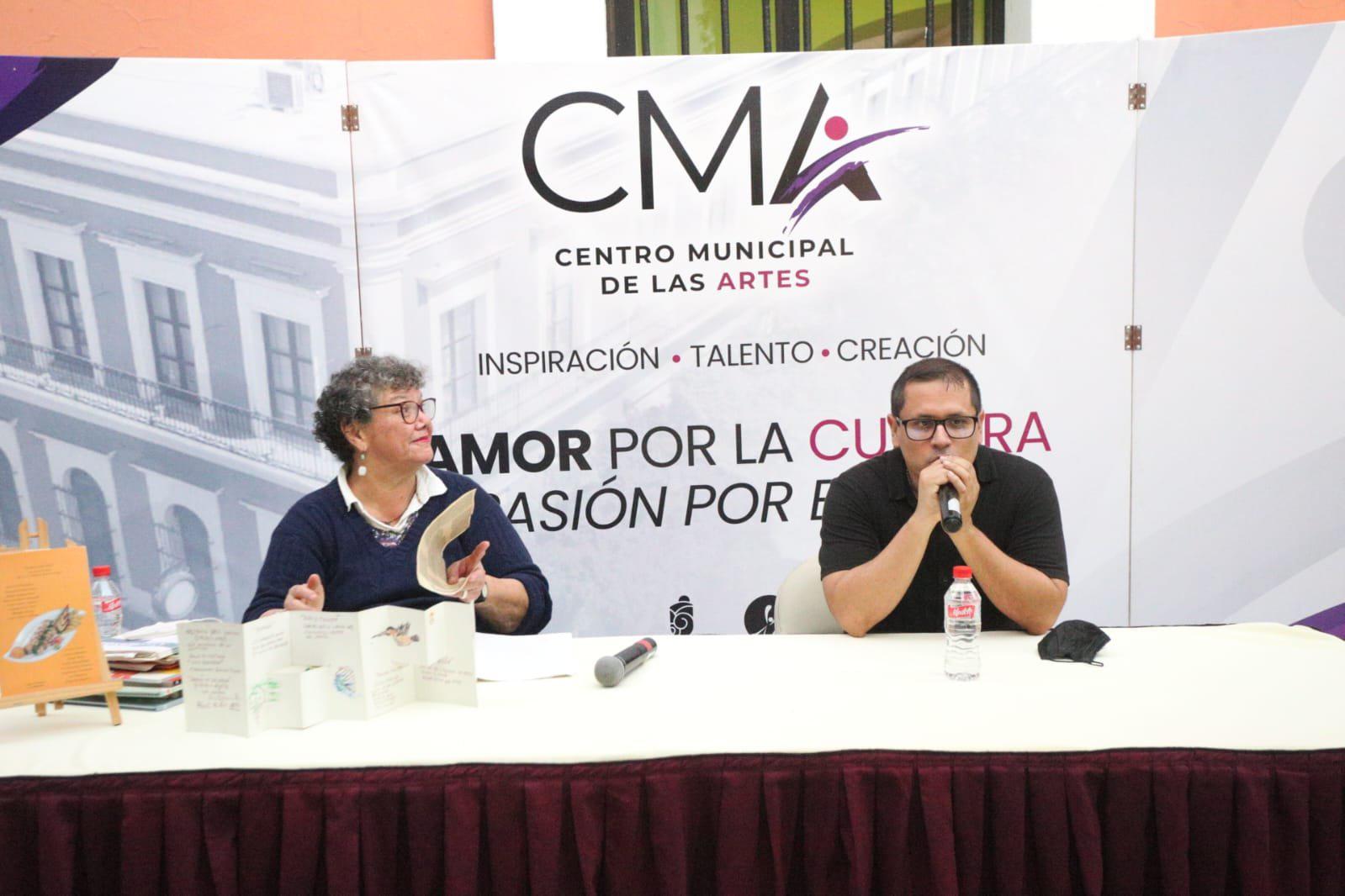$!La maestra Guadalupe Veneranda fue presentada por Alonso Guerra, coordinador del área de literatura en el Centro Municipal de Artes de Mazatlán.