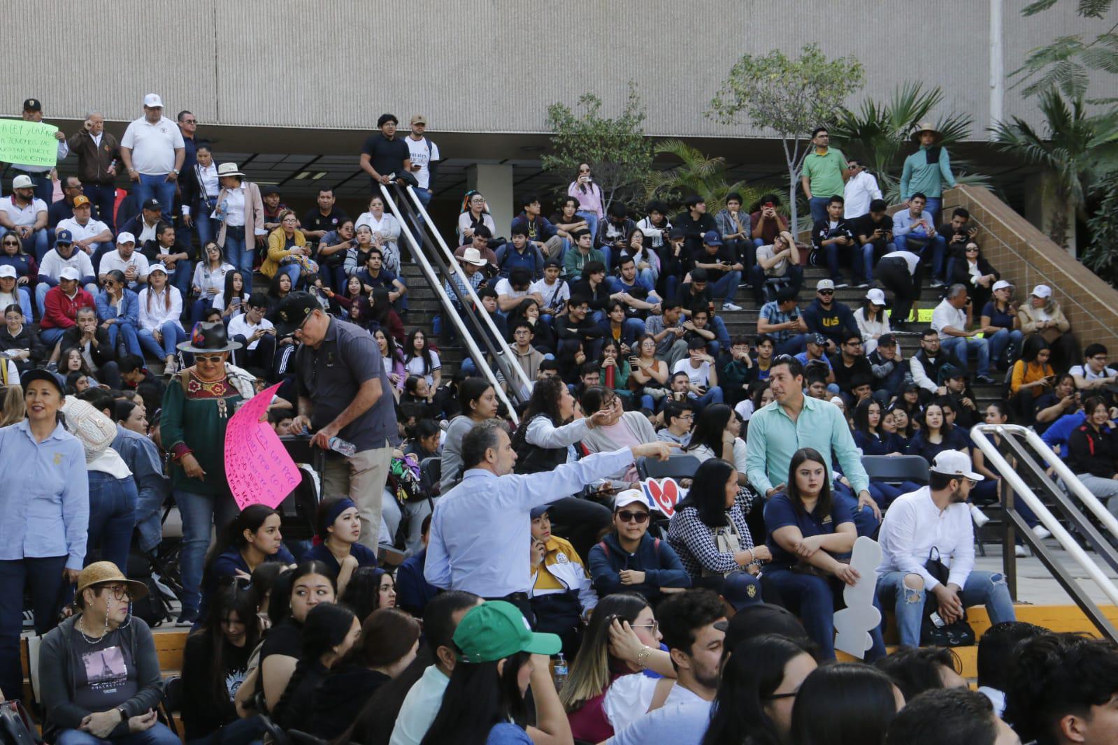 $!Realiza personal de la UAS plantón y cierre de calles junto al Palacio de Gobierno en Culiacán