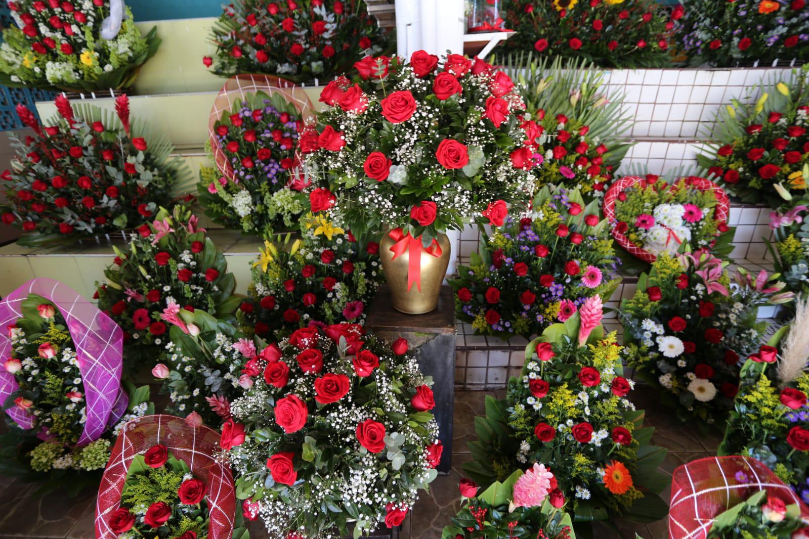 $!Floristas de Mazatlán llaman a comprar flores en locales establecidos para San Valentín