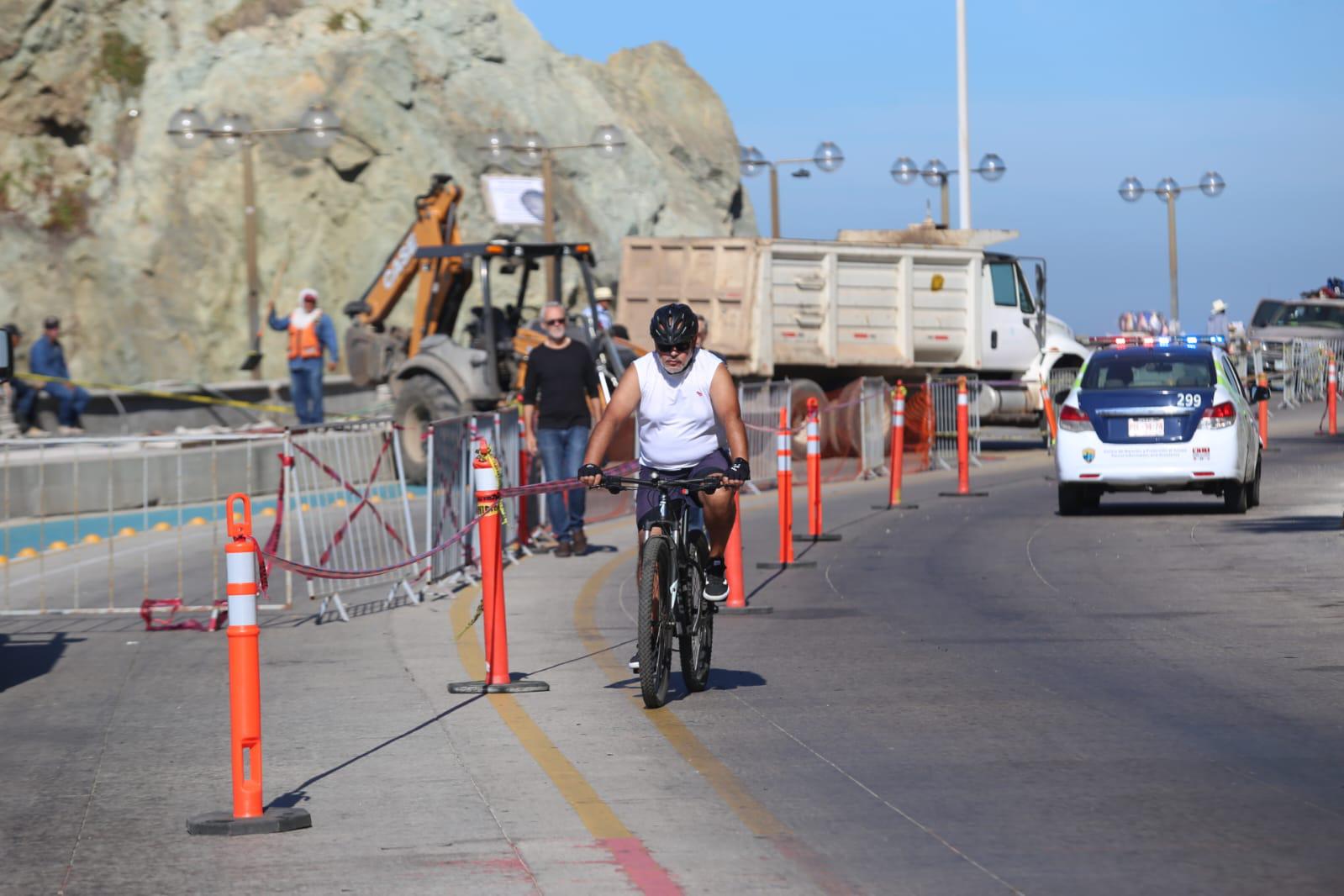 $!Acuden a reparar socavón en Paseo Claussen; este miércoles arribaron miles de turistas de cruceros