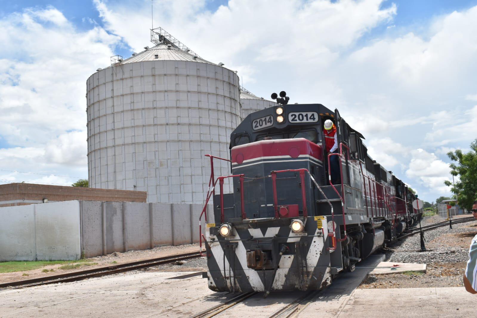 $!Salen de Sinaloa las primeras 9 mil toneladas de maíz para tiendas Diconsa