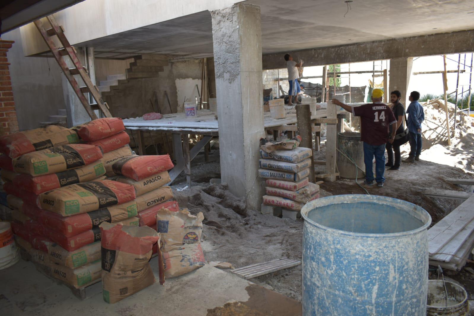 $!En Culiacán, albañiles devotos fabrican sus cruces para celebrar el Día de la Santa Cruz