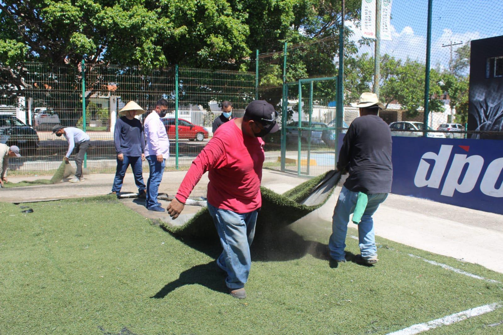 $!Rehabilitan campo de futbol del Parque Lineal Kilómetro Cero
