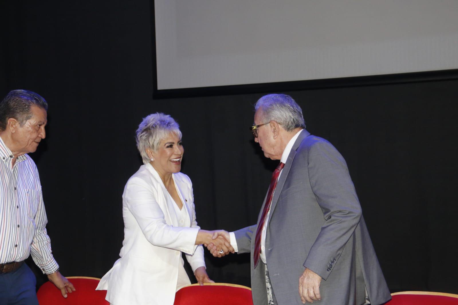 $!Gobernador de Sinaloa toma protesta a nueva presidenta de Canaco Culiacán