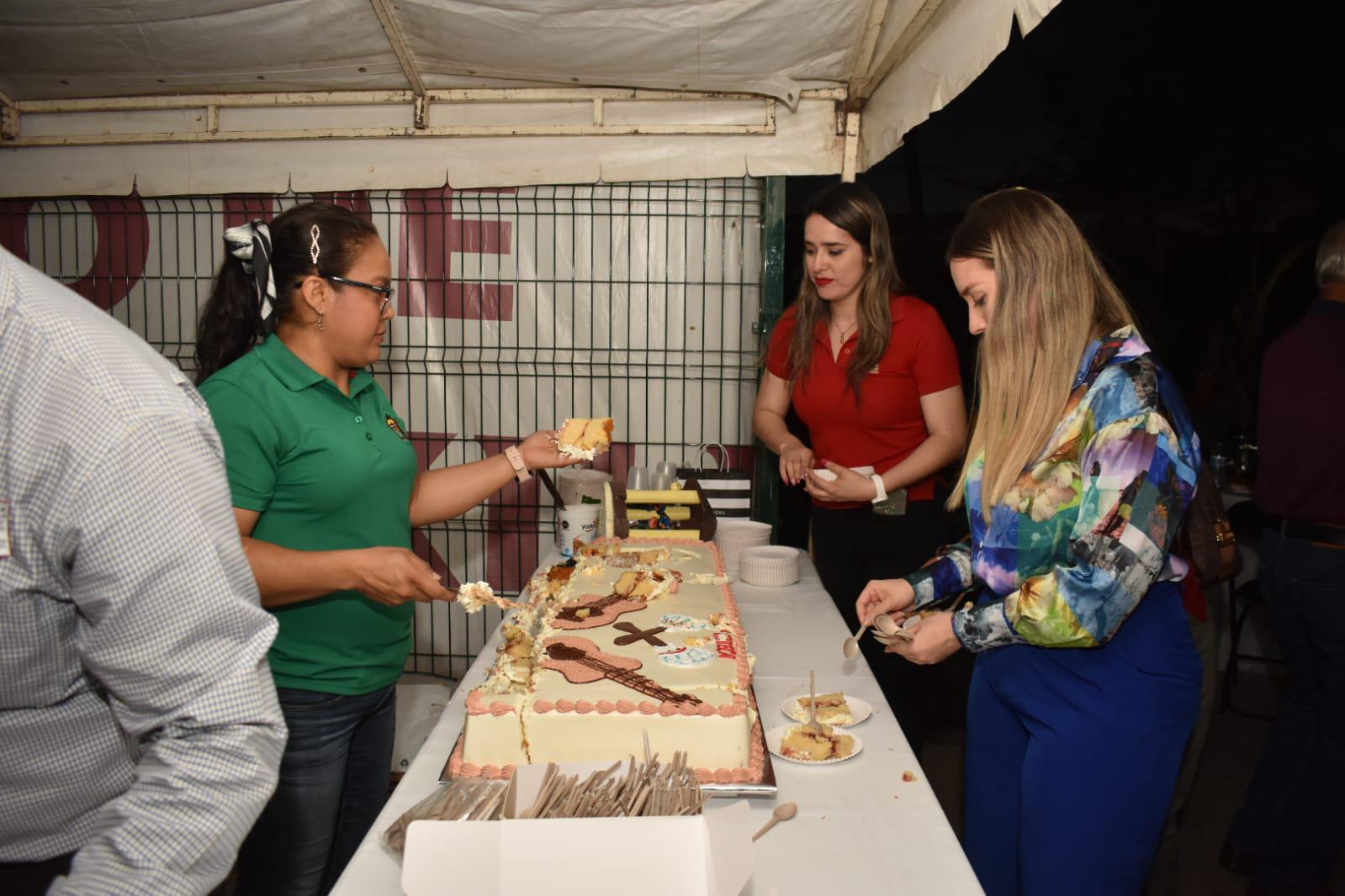 $!Durante la celebración se partió pastel.