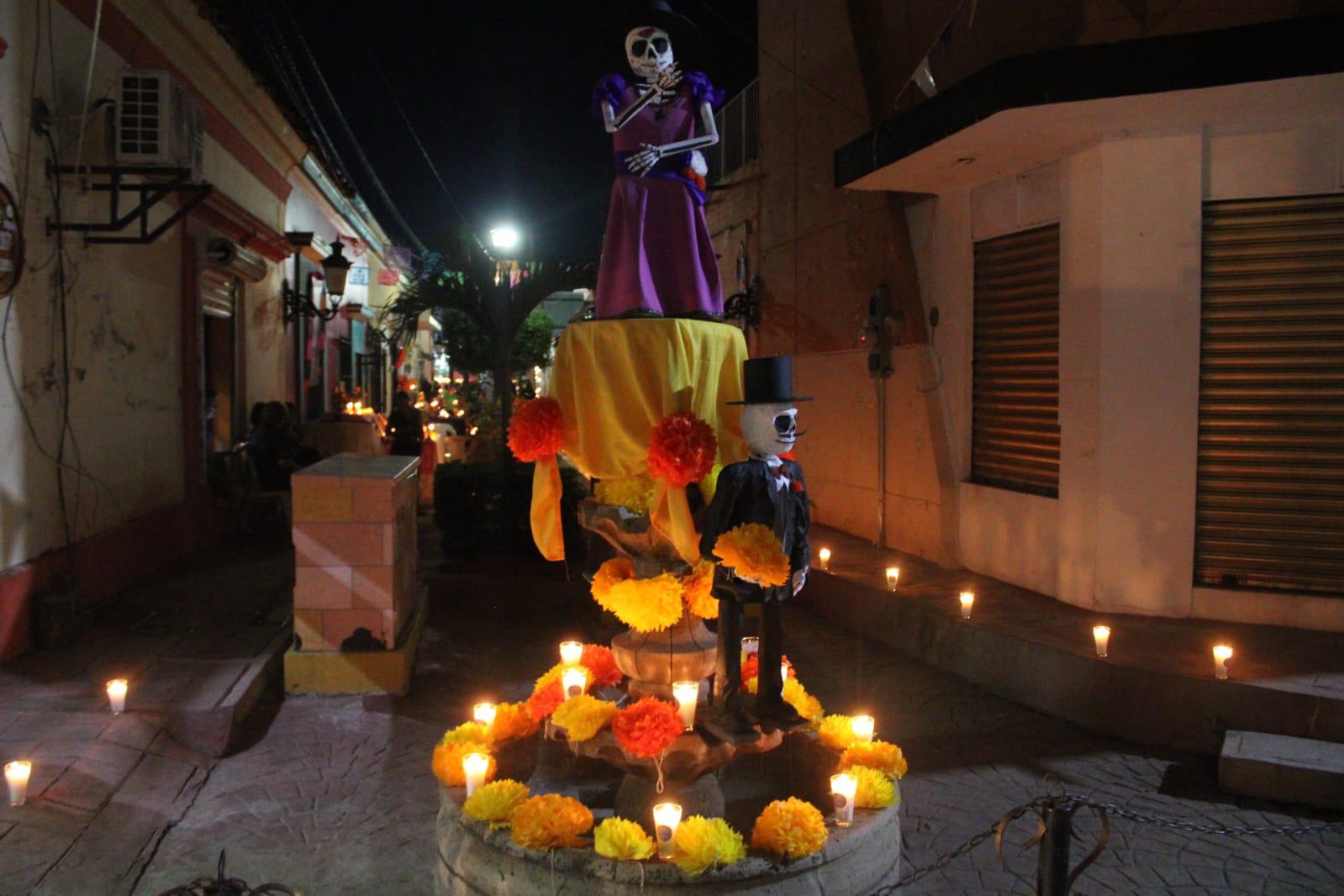 $!El Callejón 22 de diciembre, en Rosario, realiza su tradicional velada de altares de muertos