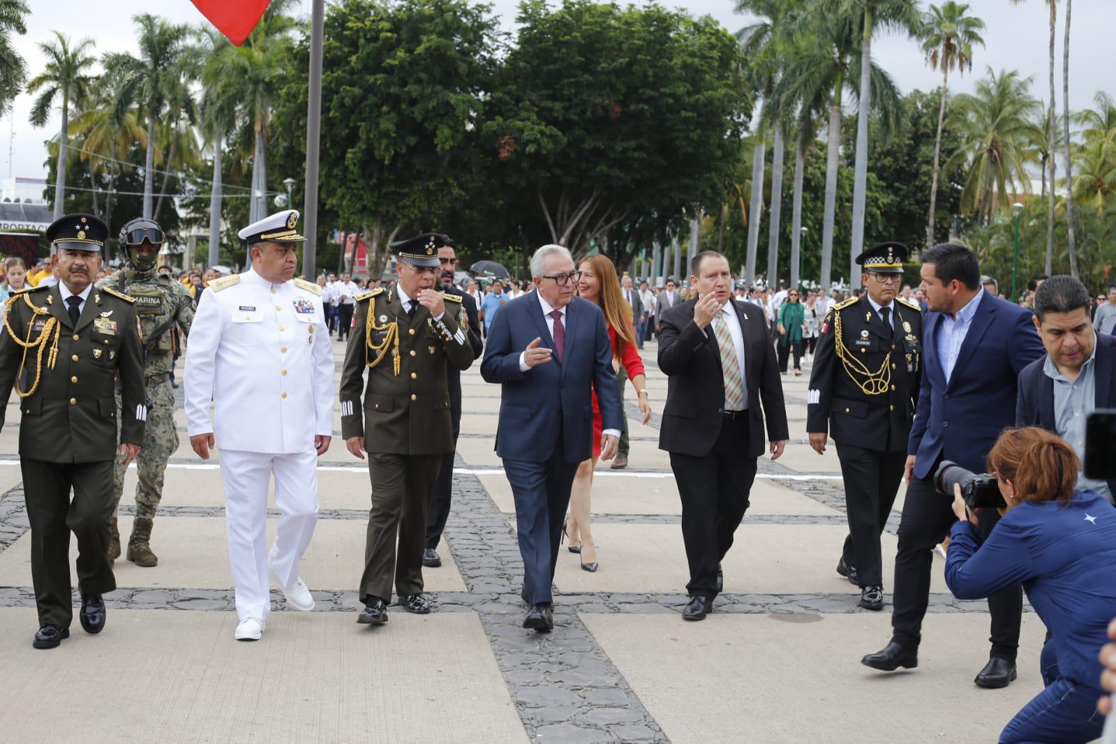 $!Rocha encabeza ceremonia por aniversario 215 de la Independencia de México