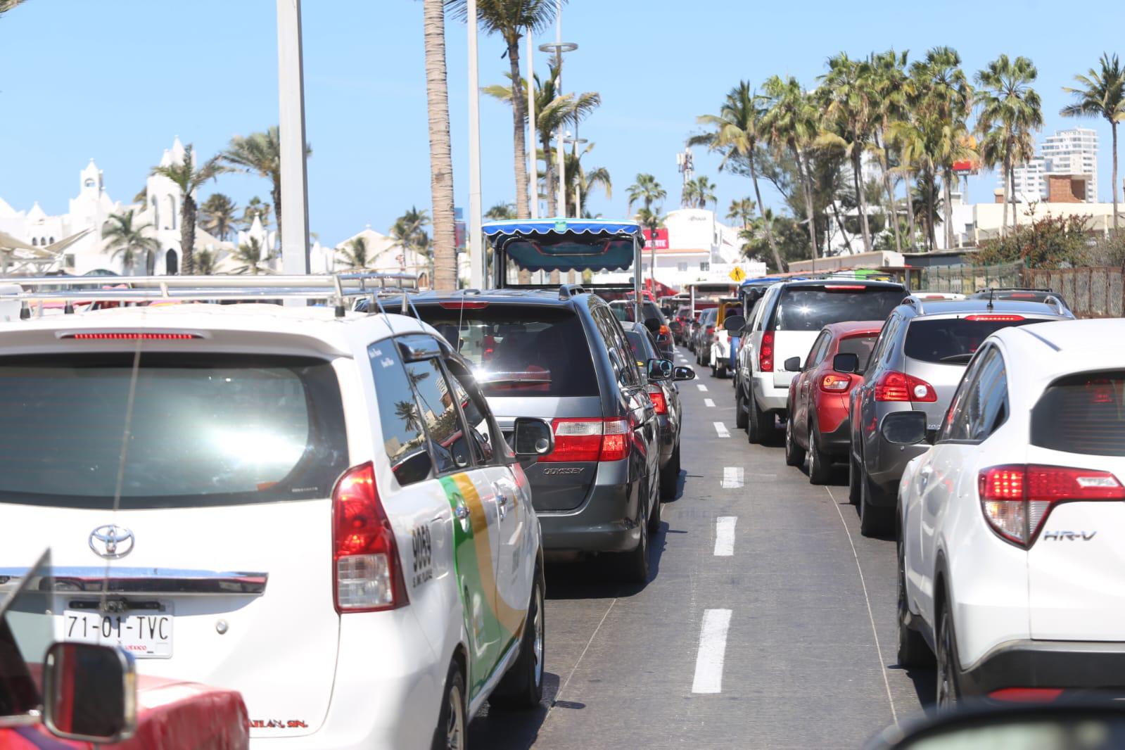 $!Hay fuerte congestionamiento en Zona Dorada de Mazatlán