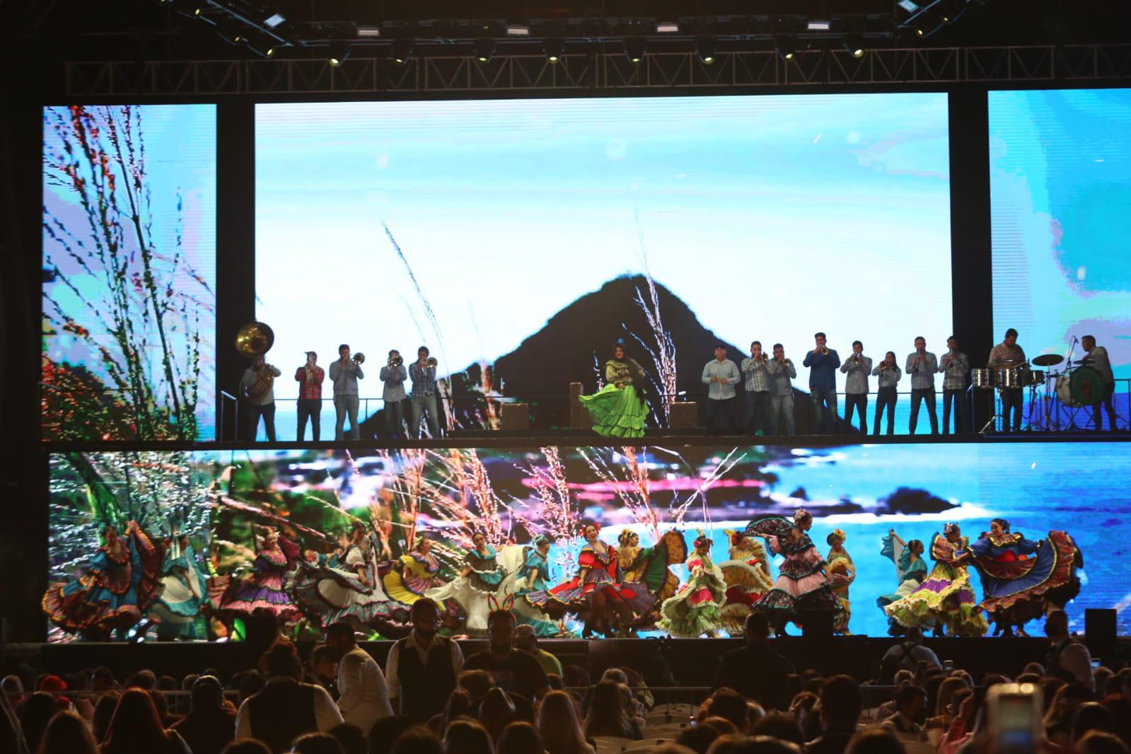 $!Coronan a Obed Ibarra como el Rey del Carnaval de Mazatlán 2022