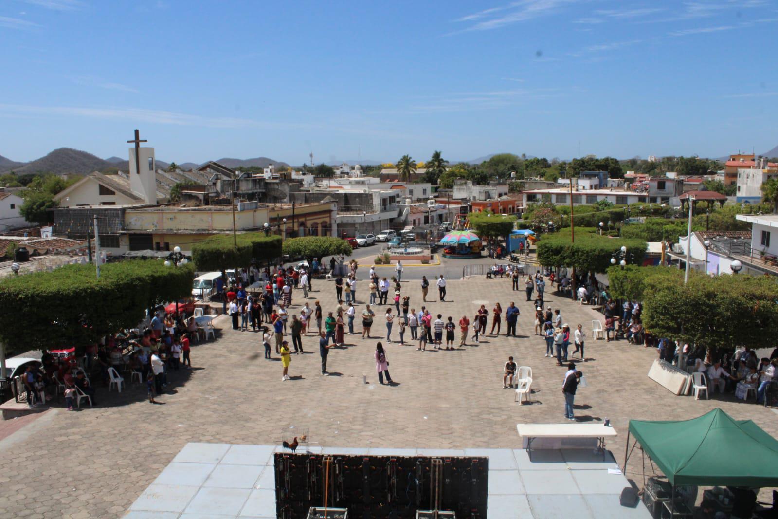 $!Entre gritos de júbilo, locales y turistas aprecian Eclipse Solar en Rosario